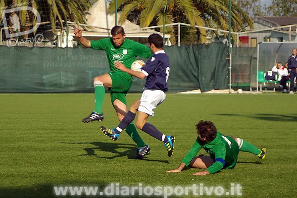 Monni ostacolato da Omar Pechia